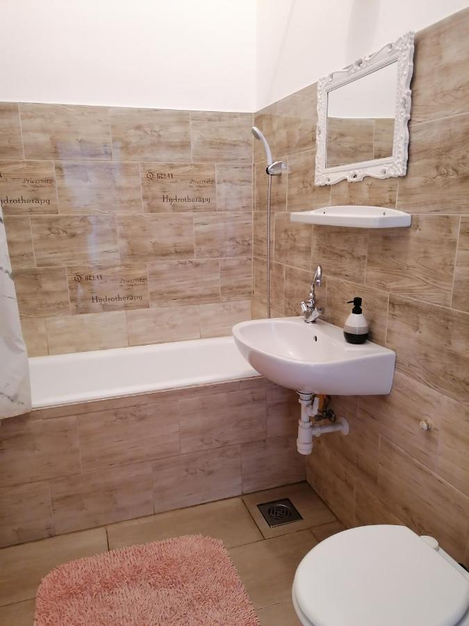 Kriston Apartman Miskolc Exterior foto